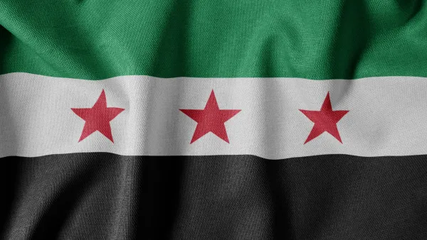 شخص يتجول بسيارته المرسيدس في حرم الجامع الأموي