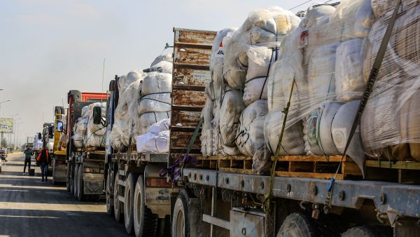 عشرات الشاحنات تحمل مساعدات إنسانية استعداداً للدخول