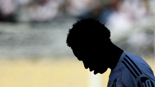 هل يغادر فينيسيوس ريال مدريد بسبب خلافه مع ألونسو؟