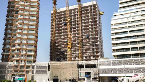 "عزيزي" تُعلن عن إنجاز 41% من أعمال البناء في مشروع "كريك فيوز 3"