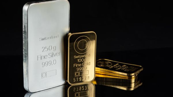 الذهب يقفز مدفوعًا بآمال خفض الفائدة وتراجع الدولار