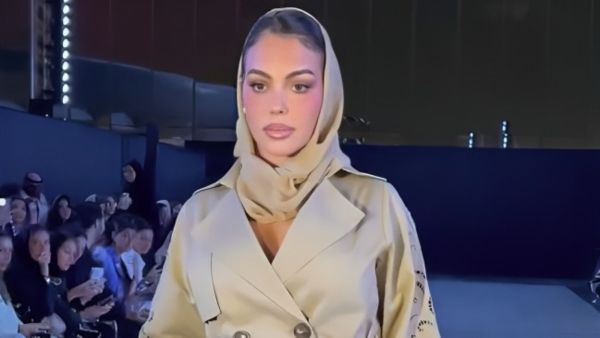 جورجينا رودريغيز بوشاح رأس في أسبوع الموضة بالرياض
