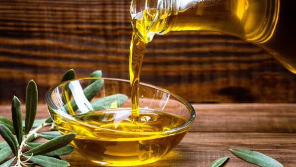 ما فائدة تناول ملعقة زيت الزيتون على الريق؟
