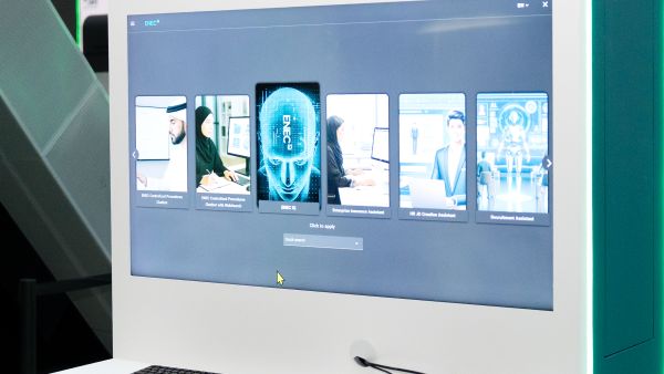 أطلقت شركة الإمارات للطاقة النووية بالتعاون مع شركة بريسايت الرائدة عالمياً في مجال الذكاء الاصطناعي وتحليل البيانات الضخمة، منصة ذكاء اصطناعي مستقلة ومتقدمة باسم ENECIQ، والتي تم تصميمها لتسريع عملية تطوير الرؤى واتخاذ القرارات وتبادل المعارف في الشركة.  وتعد منصة الذكاء الاصطناعي الجديدة خطوةً مهمةً في مسيرة التحول الرقمي المتواصلة لشركة الإمارات للطاقة النووية، مما يعكس التزامها بالاستفادة من التقنيات المتقدمة لتعزيز الكفاءة في جميع أقسامها. تم تصميم هذه المنصة لدمج الذكاء الاصطناعي بشكل آمن عبر أنظمة ال