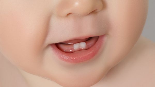 كيف تحافظين على أسنان طفلك منذ ظهورها الأولى؟