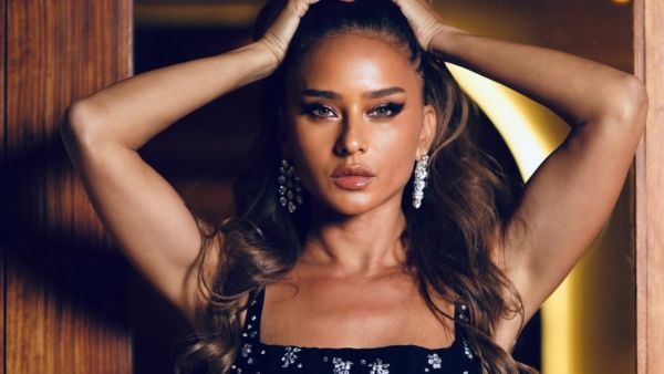 نيللي كريم تتألق في أسبوع الموضة بالعاصمة الفرنسية باريس
