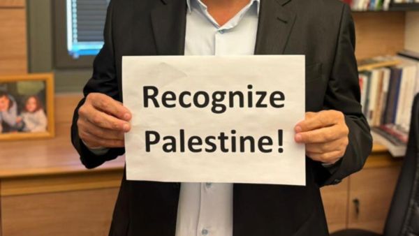 لافتة "اعترف بفلسطين" توقف خطاب ترامب في الكنيست وتطيح بنائبين