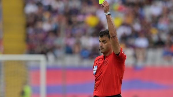 برشلونة يرى أن ازدواجية التحكيم تجعل الفوز بالليغا مهمة صعبة