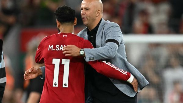 آرني سلوت يبرر تراجع مستوى محمد صلاح أمام تشيلسي
