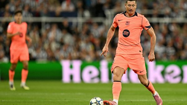 برشلونة يتلقى ضربة قوية.. ليفاندوفسكي خارج الكلاسيكو بسبب الإصابة