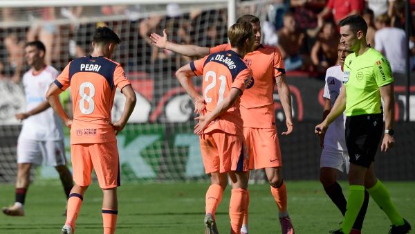 غضب في برشلونة.. قرارات الحكم مونيز رويز تثير حفيظة اللاعبين والجماهير