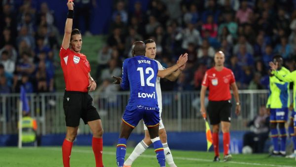 تقرير الحكم يحدد عقوبة محتملة على نيوم بعد طرده أمام ريال مدريد