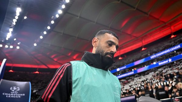بعد خماسية فرانكفورت.. صلاح يغادر غاضبًا وسلوت يبرر: "القرار كان صعبًا"