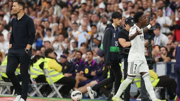 هل أصبحت العلاقة بين فينيسيوس وألونسو مستحيلة في ريال مدريد؟ (Photo by Oscar DEL POZO / AFP) هل أصبحت العلاقة بين فينيسيوس وألونسو مستحيلة في ريال مدريد؟