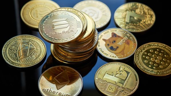 تصريحات ترامب تهوي بالعملات المشفرة والأسواق تتأثر
