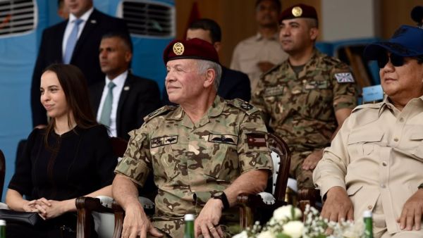 الأميرة سلمى تخطف الأنظار بفستان أسود عصري في جاكرتا