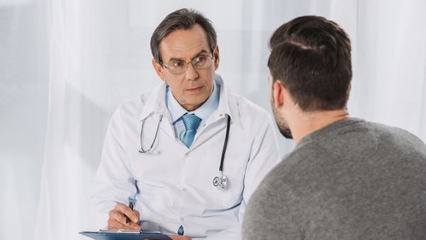 كيف يمكن للأصدقاء والعائلة دعم الرجال في فحص صحتهم؟