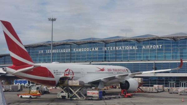 طائرة في مطار موريشيوس 