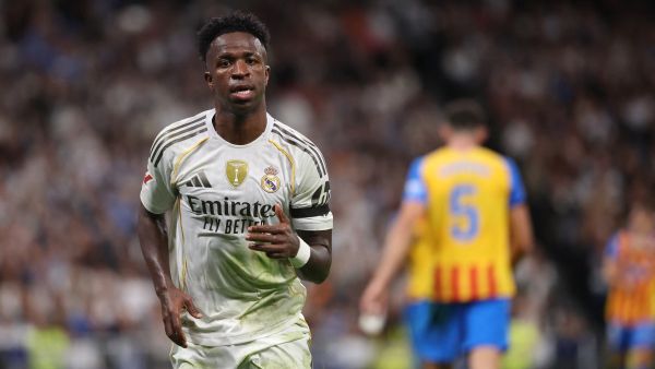 نجم ريال مدريد يرتدي حذاءً يحمل اسم لاعبة برشلونة