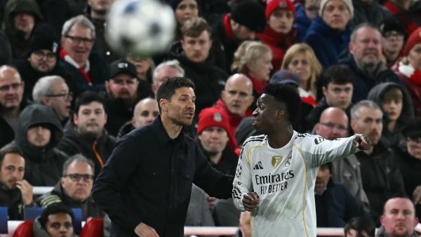 نجم ريال مدريد يهدد برفض التجديد إذا بقي تشابي ألونسو مدرباً