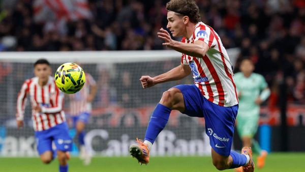 ألفاريز يخرج عن صمته بشأن شائعات انتقاله إلى برشلونة