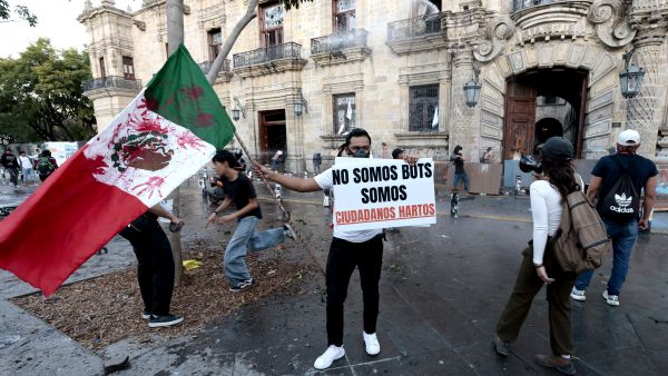 120 Injured as Clashes Erupt During Protest Against Mexican President’s Policies