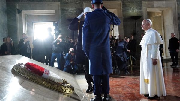 استقبال غير متوقع: "طلع البدر علينا" للبابا في أنقرة