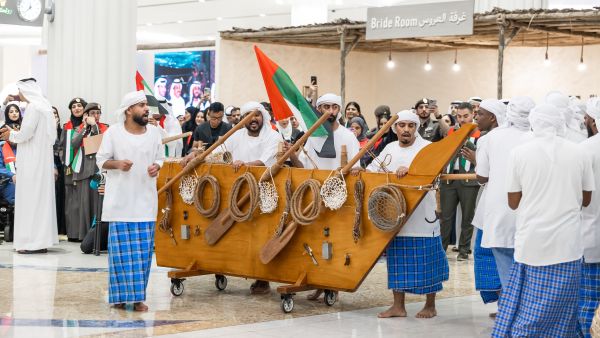 مطارات دبي تحتفل بعيد الاتحاد الـ 54 بأجواء "الفريج الإماراتي" التراثية