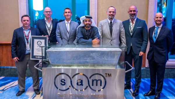 مركز دبي للسلع المتعددة يكشف الستار عن أكبر سبيكة فضة في العالم بوزن 1.9 طن احتفاءً بذكرى تأسيس الدولة وتمهيداً لإدراجها كأصل رقمي مرمز