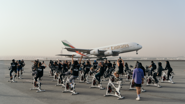 مدرج مطار دبي الدولي يتحوّل مجدداً إلى مضمارٍ رياضي بالتعاون مع "كرانك"