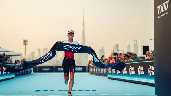 الأميركي بيرسون والسويسرية ديرون بطلا المحترفين في "ترايثلون دبي T100"
