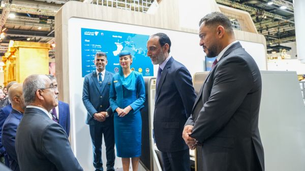 الطيران العُماني يستعرض خدماته الحائزة على جوائز وتوسّع شبكته الدولية في معرض سوق السفر العالمي – لندن 2025