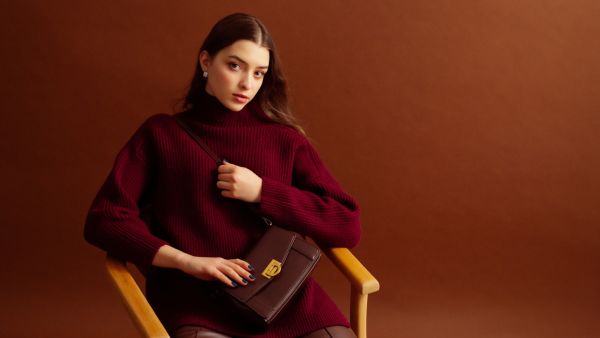 لماذا ينجح تنسيق الأخضر الزيتوني مع البورغندي؟