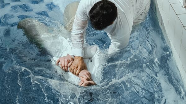 ممثل سوري معروف يعتنقُ المسيحية 