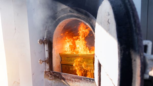 ضجة في تايلاند بعد نجاة امرأة من الحرق حيّة!