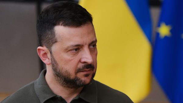 زيلينسكي يفرض عقوبات على أحد المقربين منه على خلفية قضايا فساد
