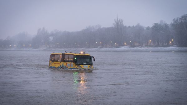 Amphibious bus