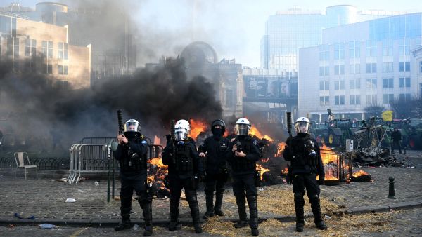 Thousands of EU farmers clash with police in Brussels 
