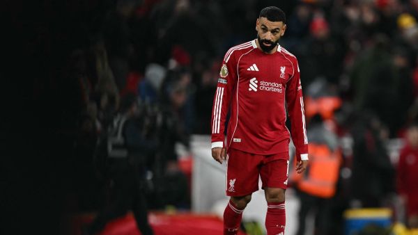 أزمة صلاح مع ليفربول تتصاعد.. ومايكل أوين ينتقد تصريحاته العلنية