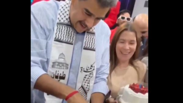 مادورو يحتفل بعيد ميلاده بكوفية فلسطينية