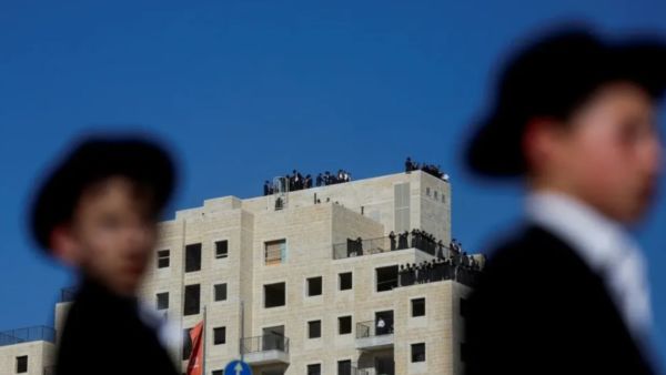 آلاف الإسرائيليين يصطفون أمام سفارة البرتغال في تل أبيب