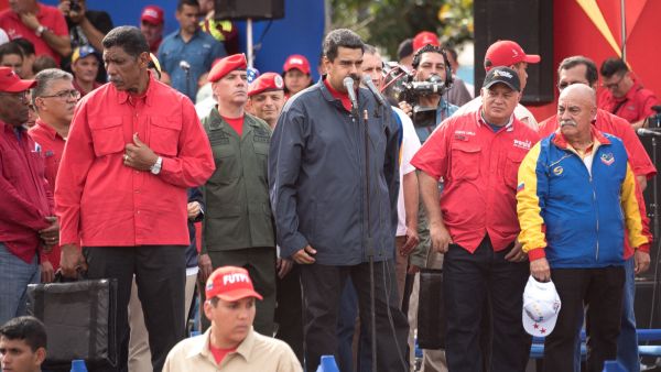 مادورو يقسم الولاء المطلق للشعب الفنزويلي