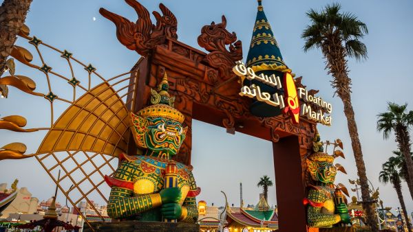 مذاقات عالمية بانتظار ضيوف القرية العالمية في السوق العائم وركن التشات الهندي