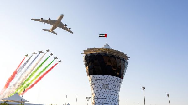 طائرة الاتحاد للطيران A380 تقدّم انطلاقة مذهلة لسباق جائزة الاتحاد للطيران الكبرى للفورمولا واحد في أبوظبي