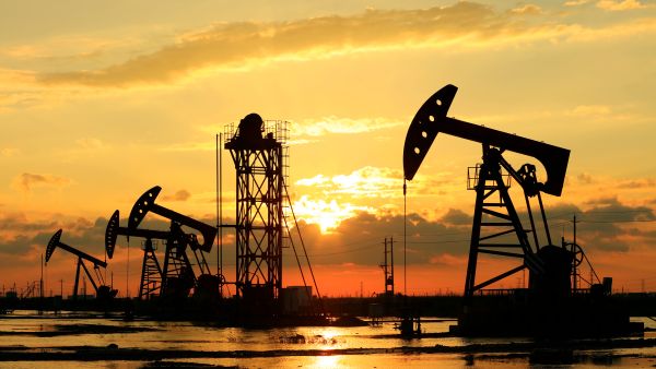 توقعات فائض الإمدادات تضغط على أسعار النفط وسط آمال إنهاء الحرب الأوكرانية