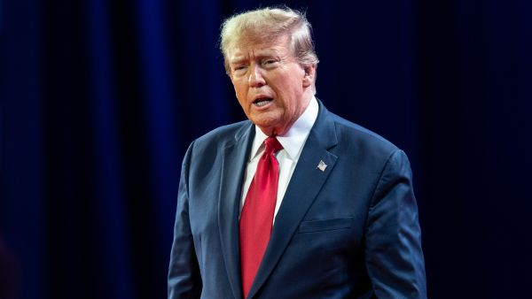 ترامب يلوّح بهجوم بري على فنزويلا