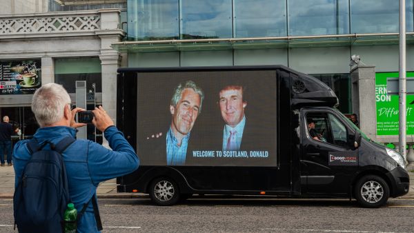 بالصور... ديمقراطيون ينشرون صورا لجزيرة أبستين