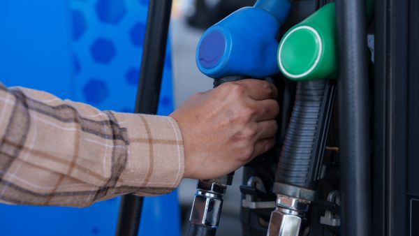 انخفاض أسعار المحروقات يشكل دعماً للمستهلكين والعاملين في قطاع النقل