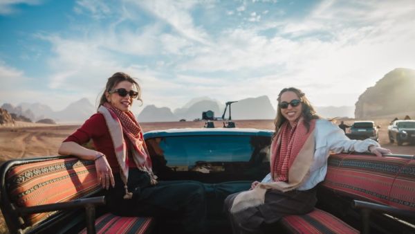 الملكة رانيا والأميرة سلمى بالشماغ الأحمر في وادي رم