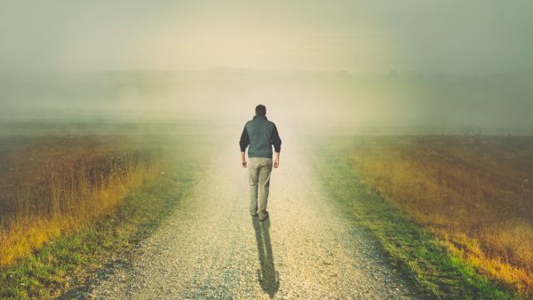 تفسير رؤية المشي في الضباب في الحلم: دليل لكل النساء